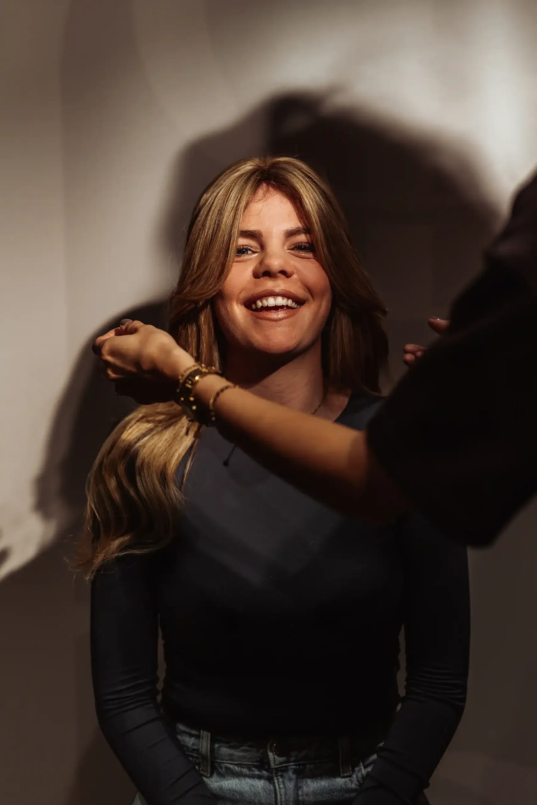 Stylist plaatst haar bij een lachende klant