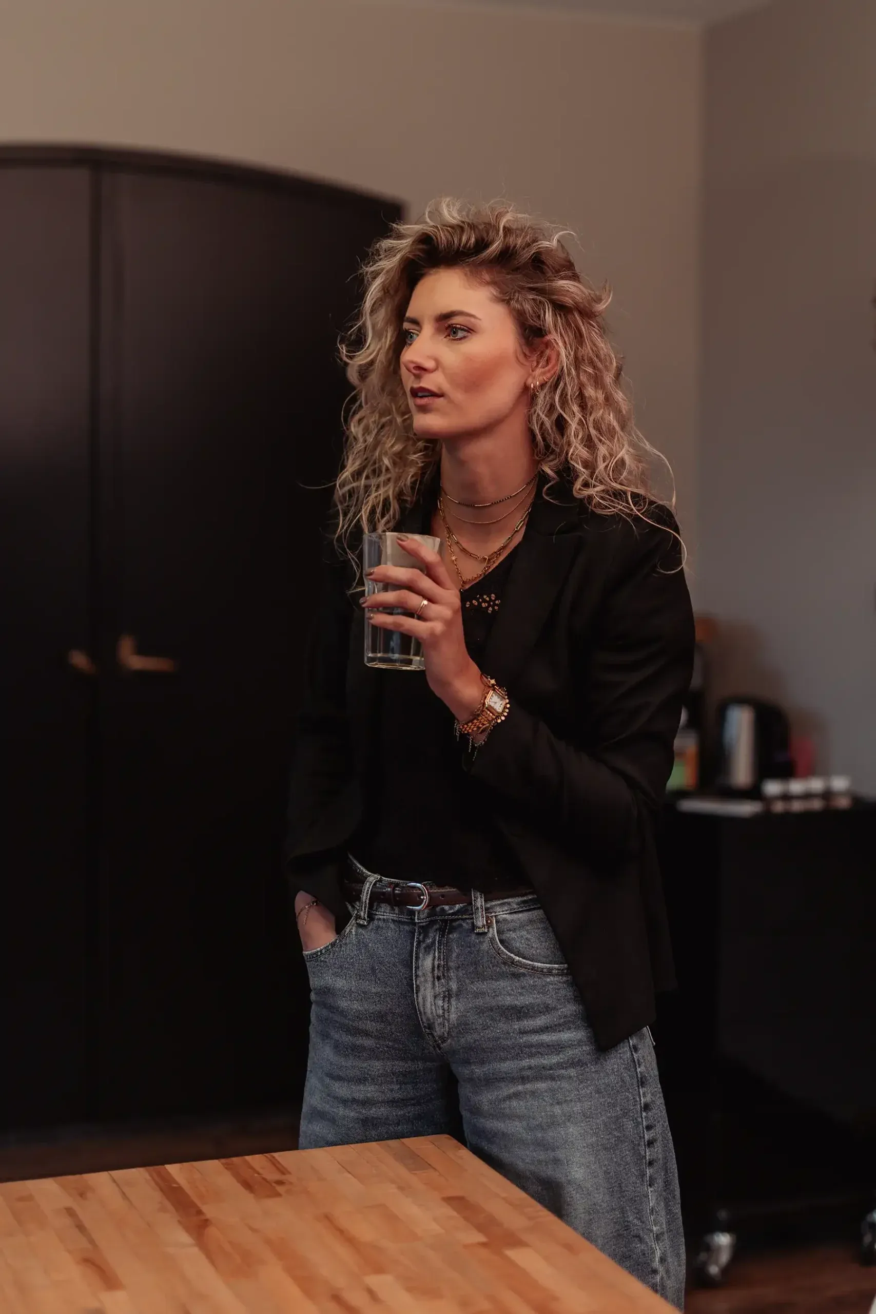 Vrouw met krullend blond haar in de salon