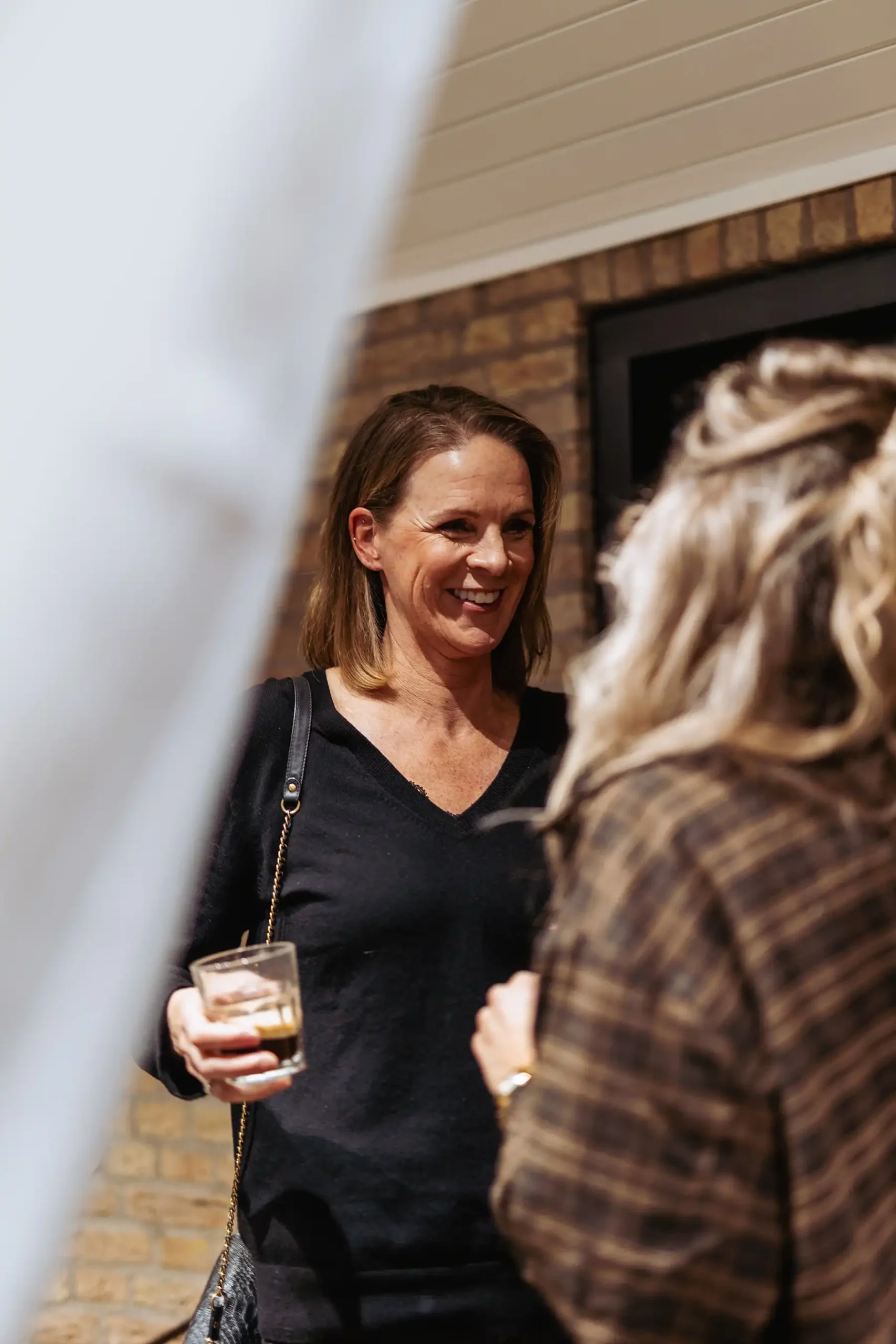 Twee vrouwen in gesprek in een partnersalon van Cèlia Blu