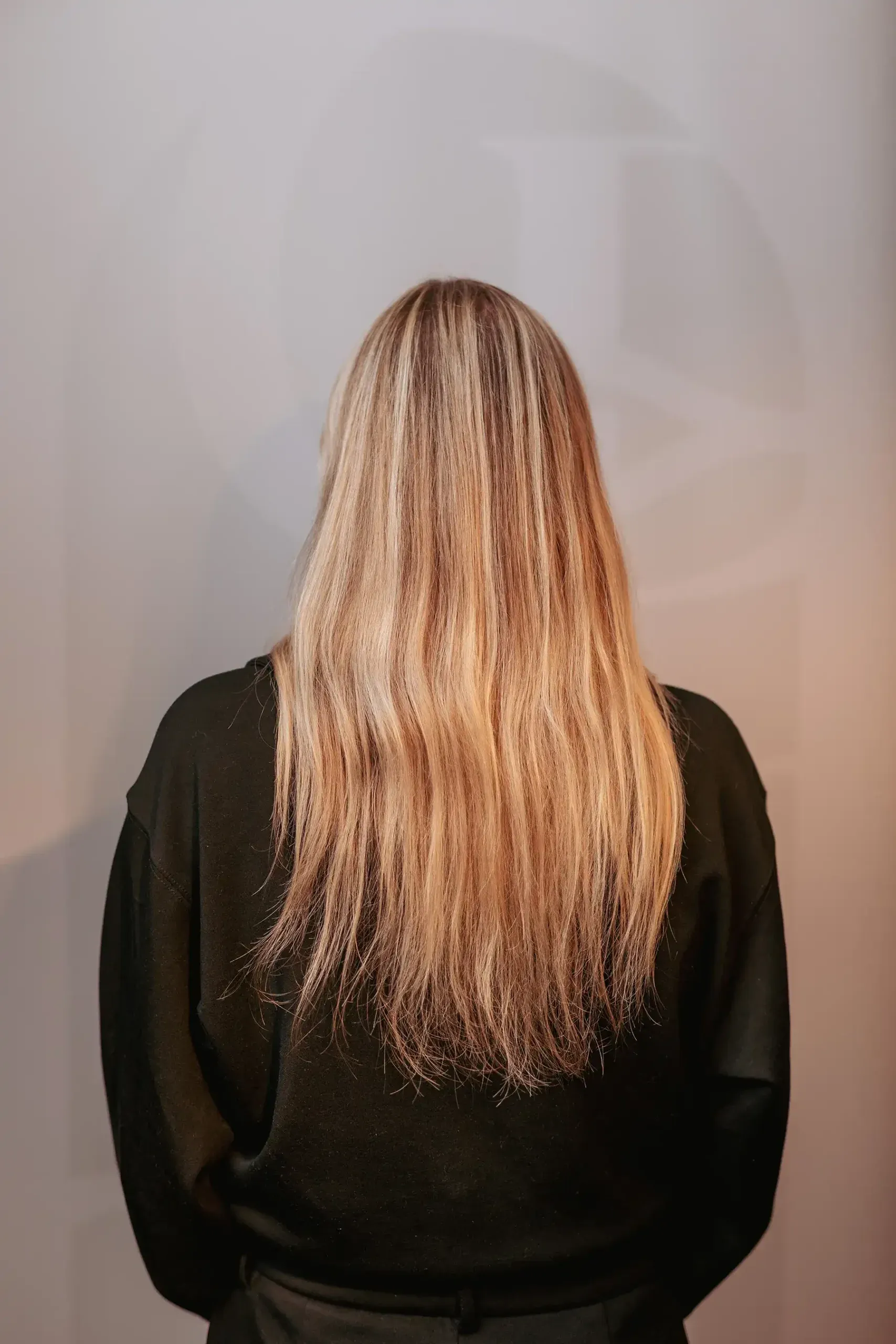 Voor: blond haar tot op de schouders, vóór de cosmetische haaroplossing